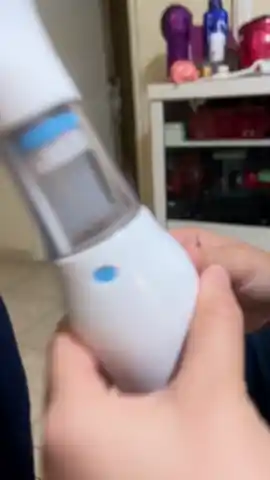 Depósito del peine lleno con lo que sacó del pelo