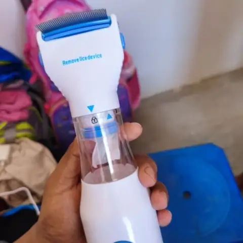 Foto de un comprador con el peine eléctrico en la mano