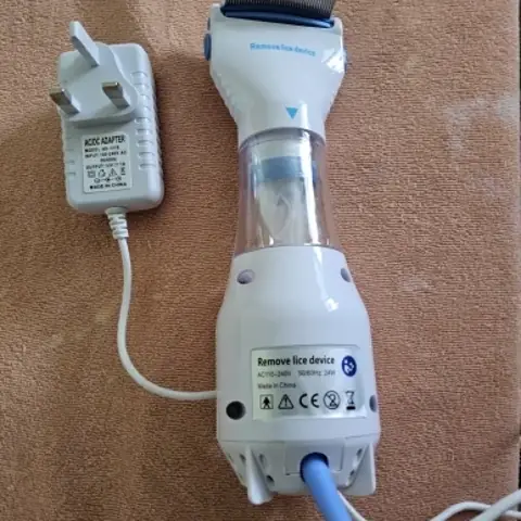 Foto del peine eléctrico con su cargador