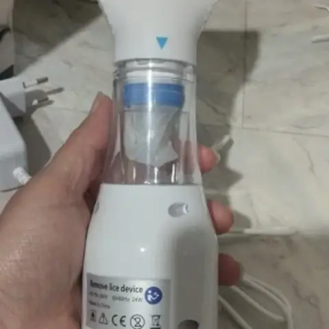 Foto del peine eléctrico armado en la mano